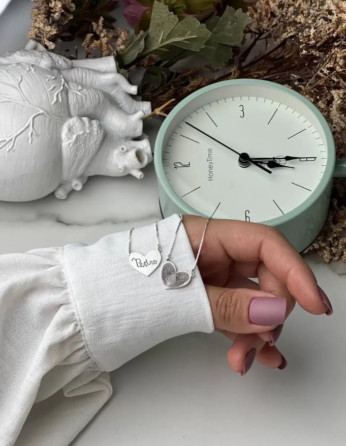 Por que o escapulário de prata faz tanto sucesso entre as mulheres?